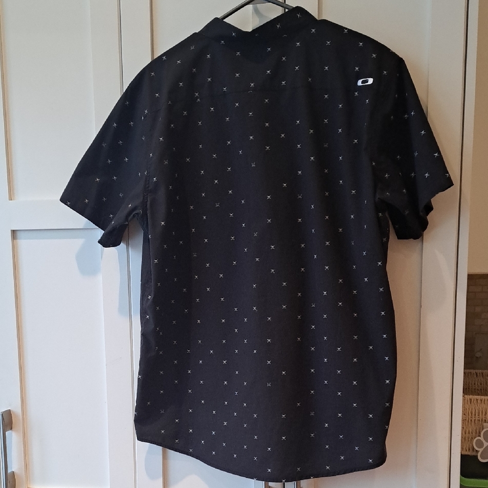 Oakley Men's Casual Black Pattern Shirt - Picture 6 of 8